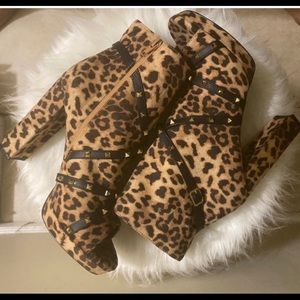 These Chunky heel Leopard 🐆 print booties 🔥